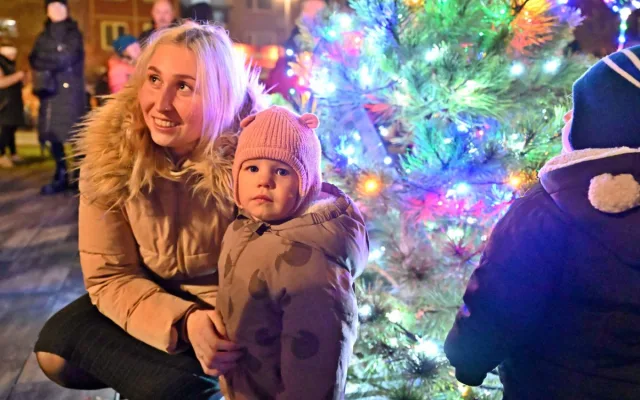 Rozsvícení stromečků, trhy i boření rekordů. Takový bude advent na obvodech