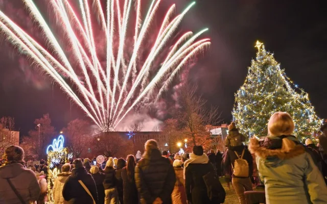 Rozsvícení stromečků, trhy i boření rekordů. Takový bude advent na obvodech