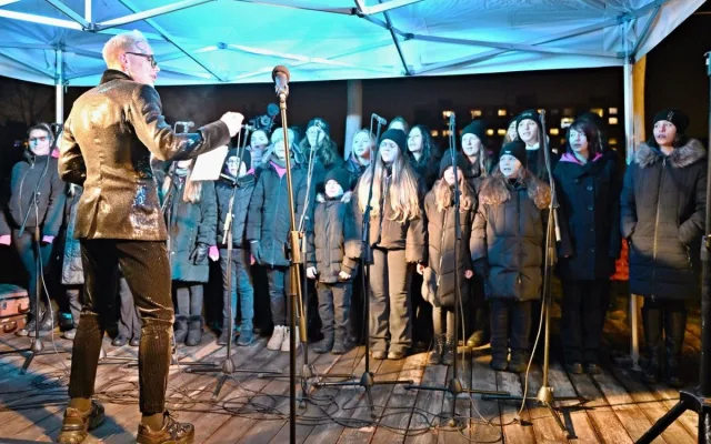 Rozsvícení stromečků, trhy i boření rekordů. Takový bude advent na obvodech