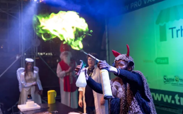 Rozsvícení stromečků, trhy i boření rekordů. Takový bude advent na obvodech