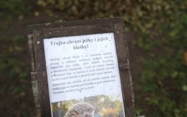 Hromádky listí a větviček poslouží ježkům jako zimoviště, připravil je centrální obvod