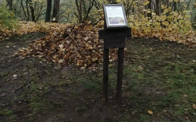 Hromádky listí a větviček poslouží ježkům jako zimoviště, připravil je centrální obvod