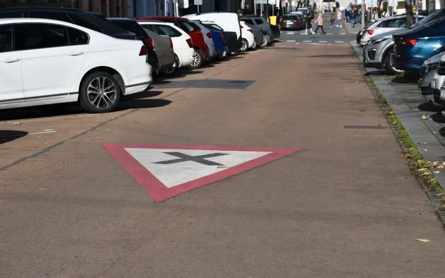 Technici obnovují značení přechodů i varovné symboly na silnicích, přidali i nové