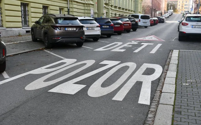 Technici obnovují značení přechodů i varovné symboly na silnicích, přidali i nové