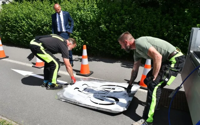 Technici obnovují značení přechodů i varovné symboly na silnicích, přidali i nové