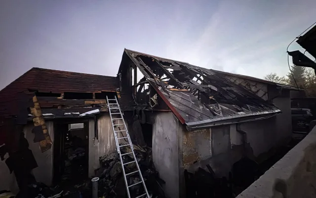 VIDEO: Rodinný domek zasáhl požár, odletující kusy střechy byly slyšet z velké vzdálenosti