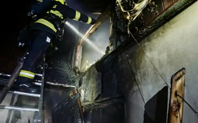 VIDEO: Rodinný domek zasáhl požár, odletující kusy střechy byly slyšet z velké vzdálenosti