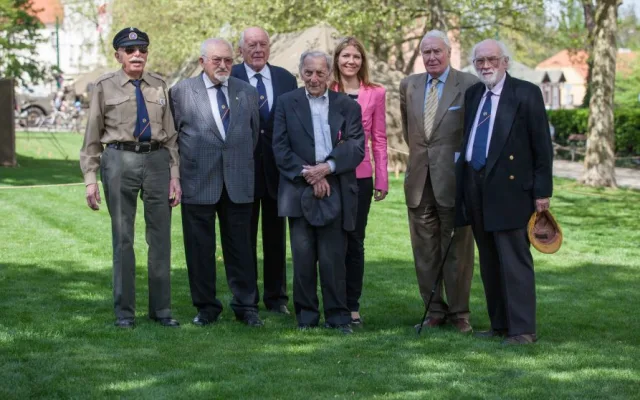 Pavla Kocourková s veterány v Plzni. Zdroj: archiv P. Kocourkové