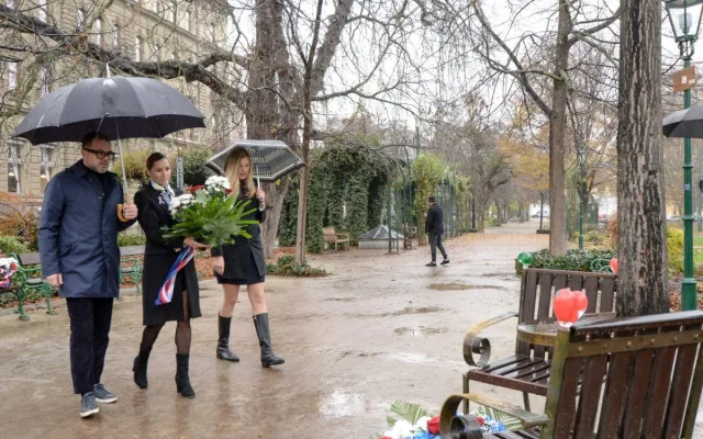 Den boje za svobodu a demokracii uctili Plzeňané hlavně u lavičky Václava Havla