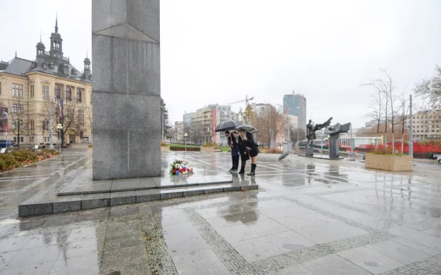 Den boje za svobodu a demokracii uctili Plzeňané hlavně u lavičky Václava Havla