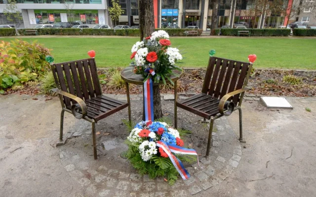 Den boje za svobodu a demokracii uctili Plzeňané hlavně u lavičky Václava Havla