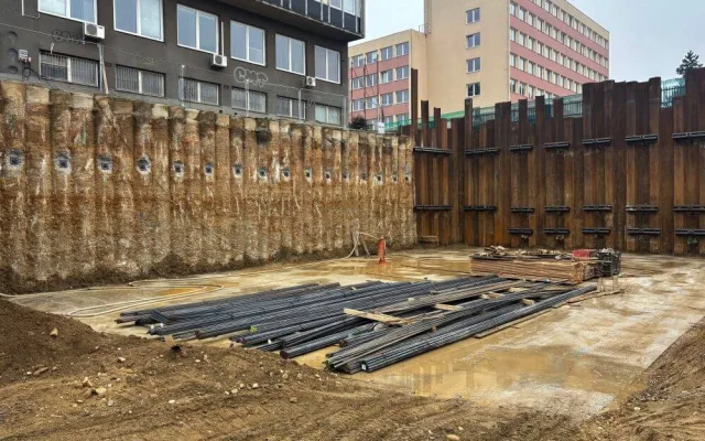 Začala stavba třetí nejvyšší obytné budovy v ČR, speciální jeřáb přijel z Vídně