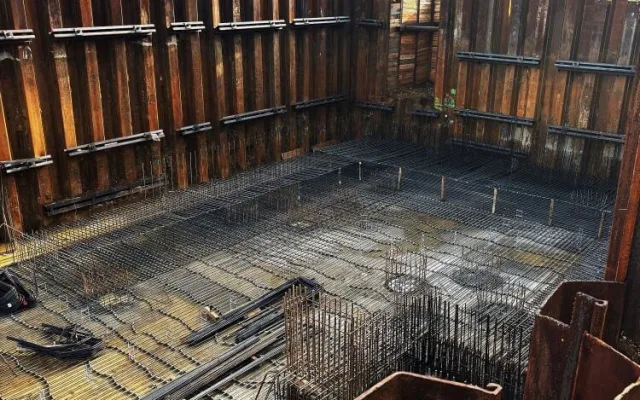 Začala stavba třetí nejvyšší obytné budovy v ČR, speciální jeřáb přijel z Vídně