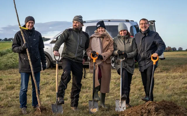 FOTO: Nově vysazený sad v Semněvicích ochrání zdroje pitné vody pro občany