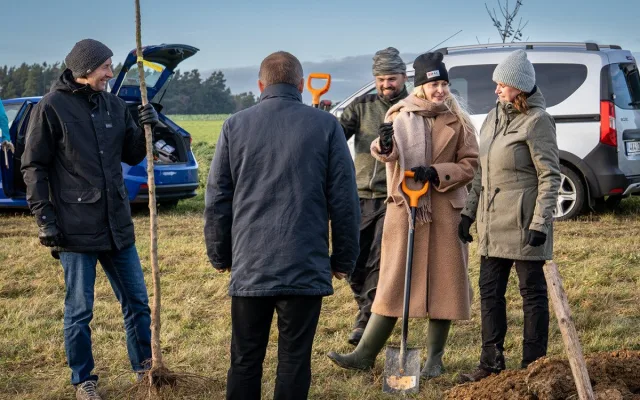 FOTO: Nově vysazený sad v Semněvicích ochrání zdroje pitné vody pro občany