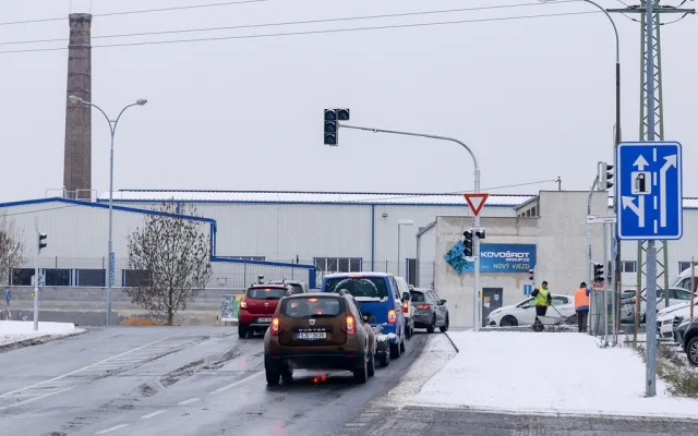 Křižovatka ulic Jateční a Chrástecká má nově semafory. Už se tam se vrátil provoz