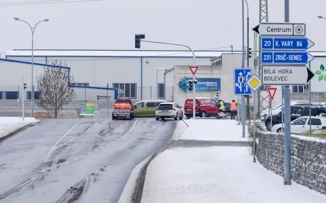 Křižovatka ulic Jateční a Chrástecká má nově semafory. Už se tam se vrátil provoz