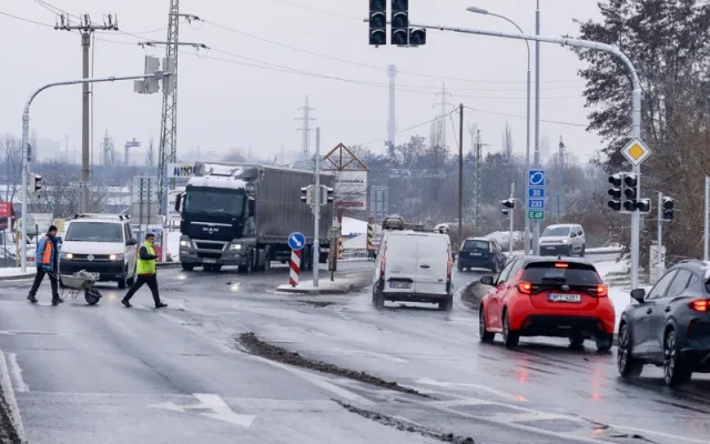Křižovatka ulic Jateční a Chrástecká má nově semafory. Už se tam se vrátil provoz