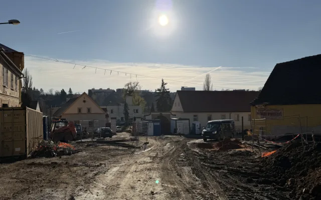Příchod ke kavárně je dobrodružný