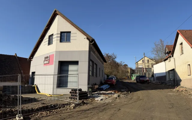 Příchod ke kavárně je dobrodružný