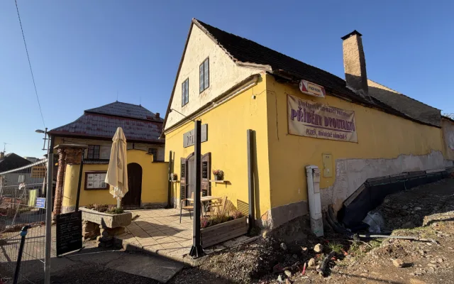 Malebnou kavárnu drtí prodlužovaná oprava ulice. Stojí teď uprostřed staveniště