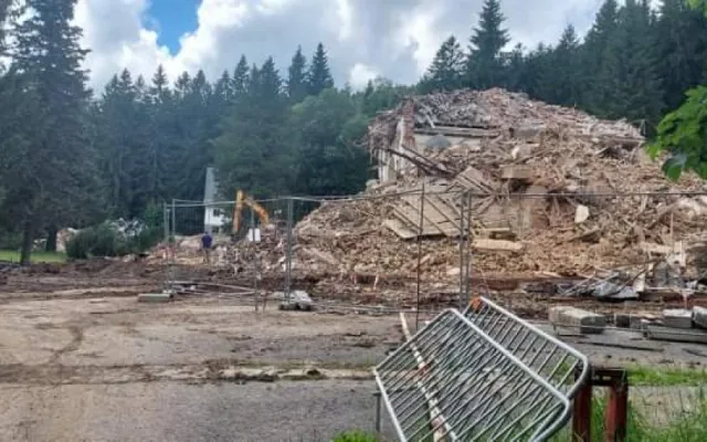 Samotný hotel byl zbourán v roce 2021