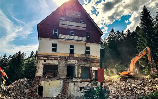 Samotný hotel byl zbourán v roce 2021
