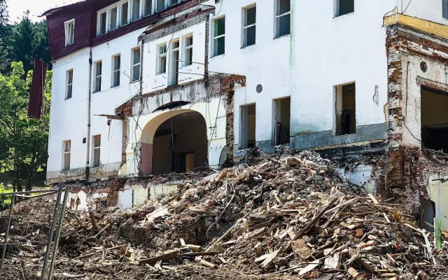 Samotný hotel byl zbourán v roce 2021