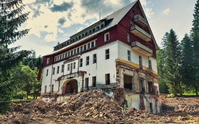 Samotný hotel byl zbourán v roce 2021