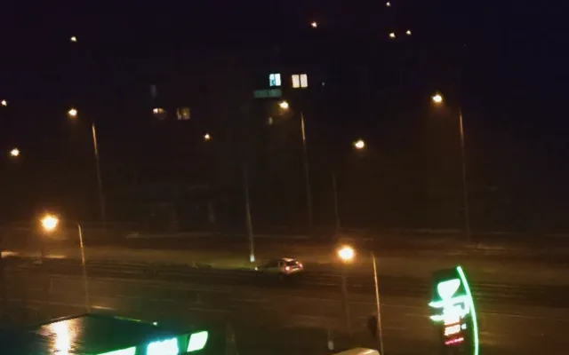 Senior beznadějně uvízl s Dacií v tramvajovém kolejišti. A nebylo se čemu divit