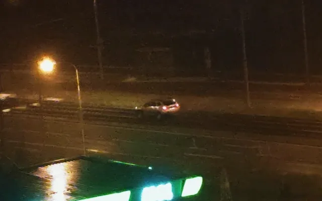 Senior beznadějně uvízl s Dacií v tramvajovém kolejišti. A nebylo se čemu divit