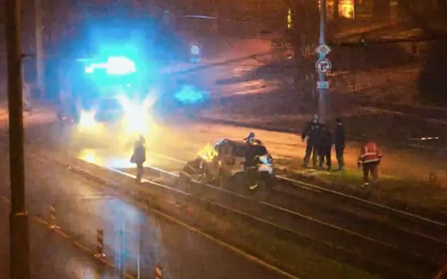 Senior beznadějně uvízl s Dacií v tramvajovém kolejišti. A nebylo se čemu divit