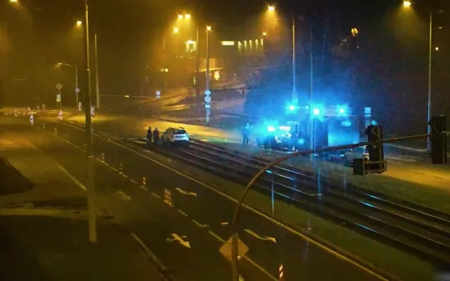 Senior beznadějně uvízl s Dacií v tramvajovém kolejišti. A nebylo se čemu divit