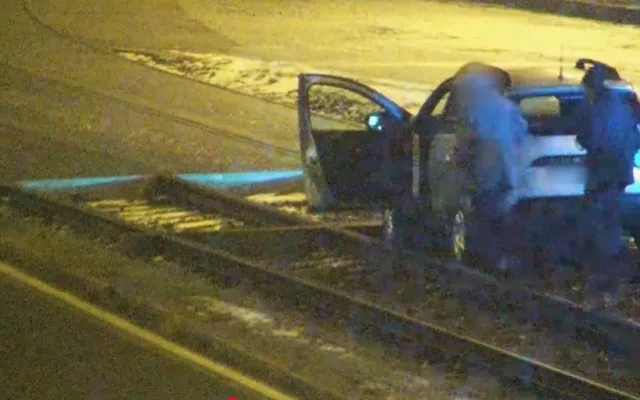 Senior beznadějně uvízl s Dacií v tramvajovém kolejišti. A nebylo se čemu divit