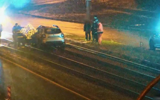 Senior beznadějně uvízl s Dacií v tramvajovém kolejišti. A nebylo se čemu divit