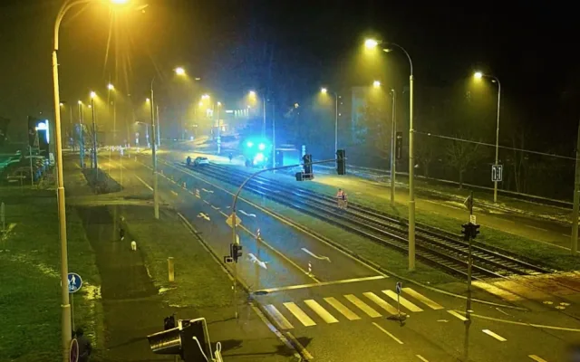 Senior beznadějně uvízl s Dacií v tramvajovém kolejišti. A nebylo se čemu divit