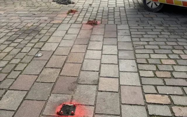 Němečtí fotbaloví fanoušci řádí v ulicích, posprejovali i zlacenou kašnu na náměstí