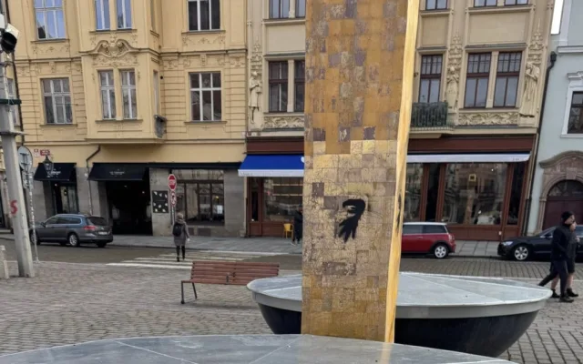 Němečtí fotbaloví fanoušci řádí v ulicích, posprejovali i zlacenou kašnu na náměstí
