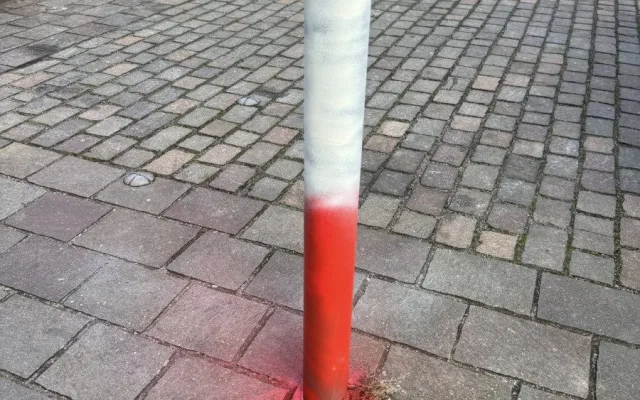 Němečtí fotbaloví fanoušci řádí v ulicích, posprejovali i zlacenou kašnu na náměstí