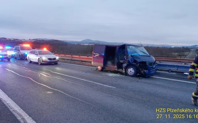 Těžká nehoda ochromila dálnici D5. Dvě zraněné osoby vyprošťovali hasiči 14 minut