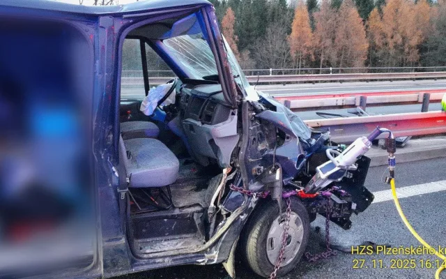 Těžká nehoda ochromila dálnici D5. Dvě zraněné osoby vyprošťovali hasiči 14 minut