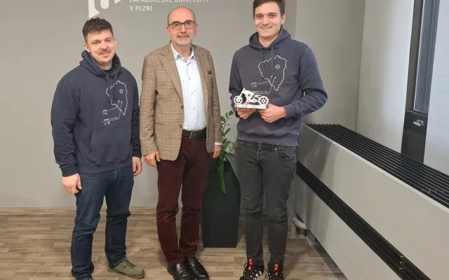 Student daroval prezidentovi motorku, model vyfrézoval ze slitiny hliníku