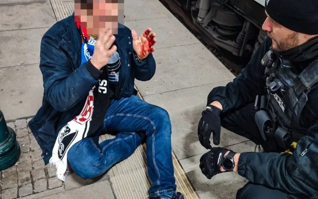 Německý fotbalový fanoušek málem přišel o hlavu na vlakovém nádraží v Plzni