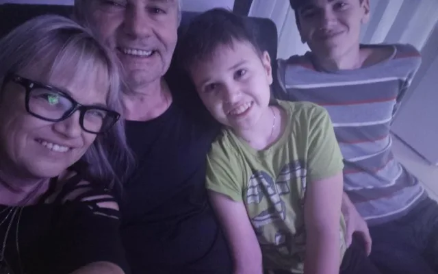 Lukáš s bráchou a s rodiči