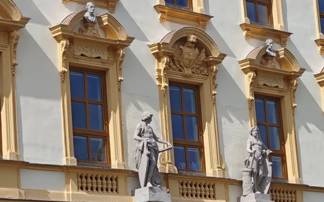 Fasáda historické budovy chlapecké školy září novotou, změnou prošlo i zázemí v hale