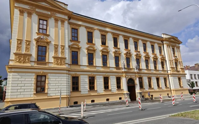 Fasáda historické budovy chlapecké školy září novotou, změnou prošlo i zázemí v hale