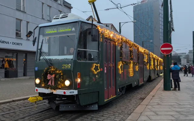 ANKETA: Jak se vám líbí radikální proměna vánoční tramvaje? Známkujte jako ve škole