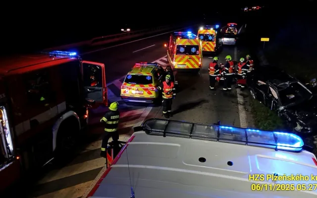 Nejhorší listopadová havárie se stala na sjezdu z dálnice D5. Dva lidé tehdy zahynuli, další tři utrpěli těžká zranění.