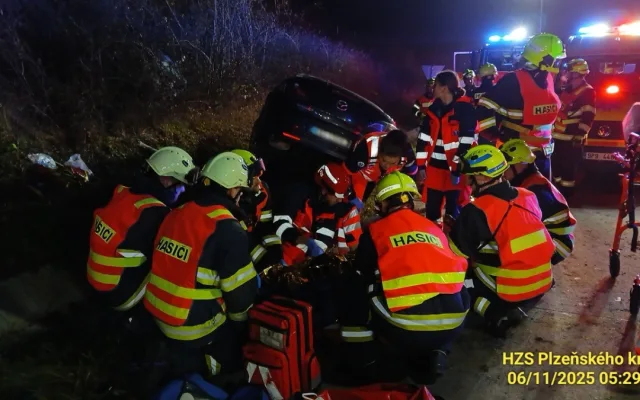 Nejhorší listopadová havárie se stala na sjezdu z dálnice D5. Dva lidé tehdy zahynuli, další tři utrpěli těžká zranění.