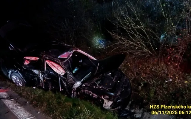 Nejhorší listopadová havárie se stala na sjezdu z dálnice D5. Dva lidé tehdy zahynuli, další tři utrpěli těžká zranění.